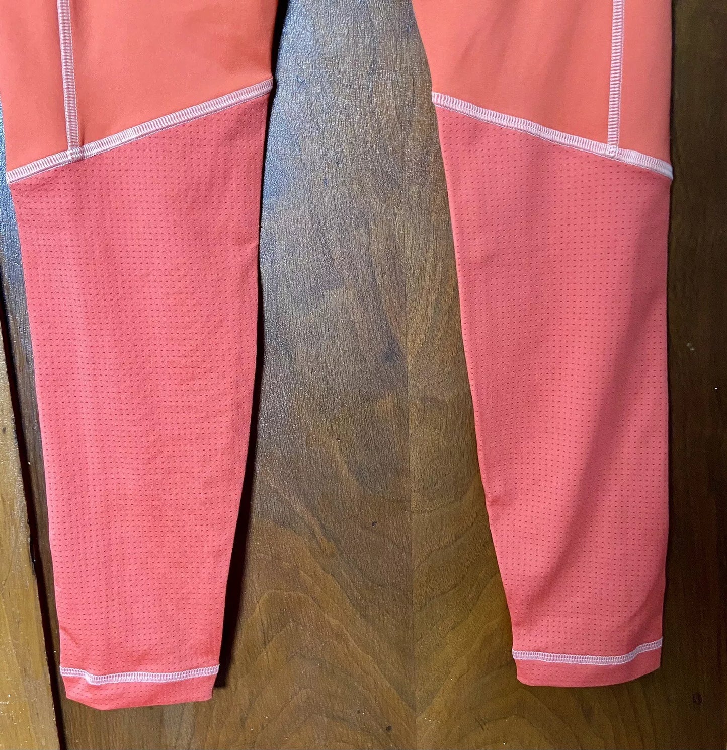 Leggings de tiro alto con costuras en contraste