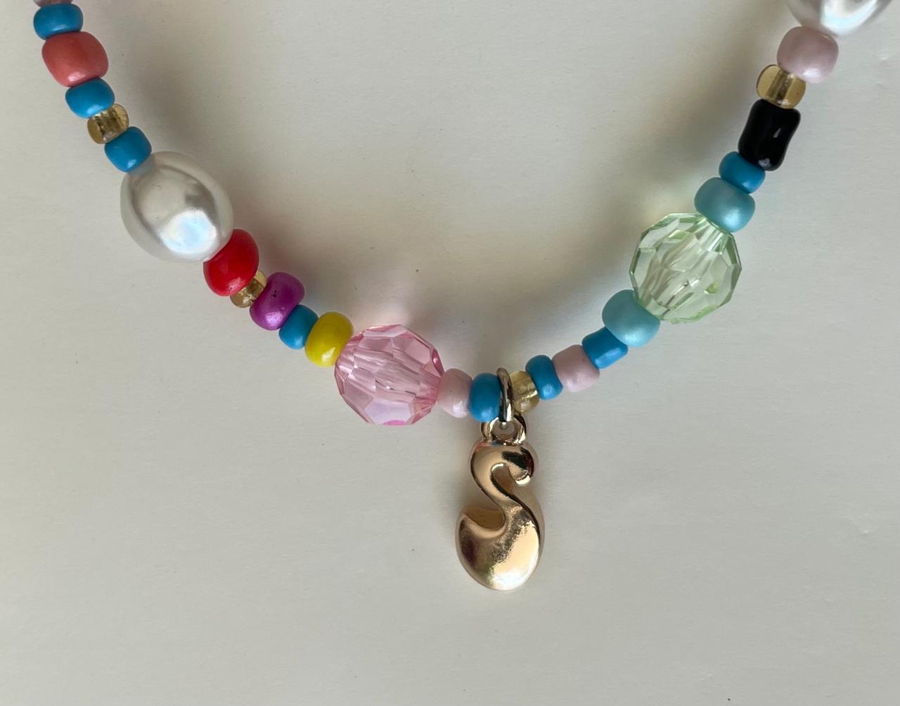 Collar de cuentas con iniciales para niña