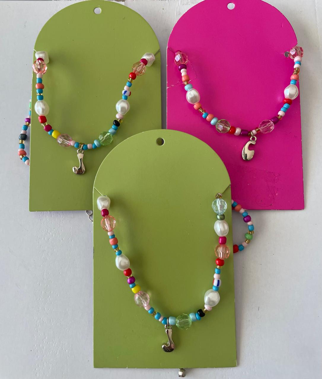 Collar de cuentas con iniciales  para niña