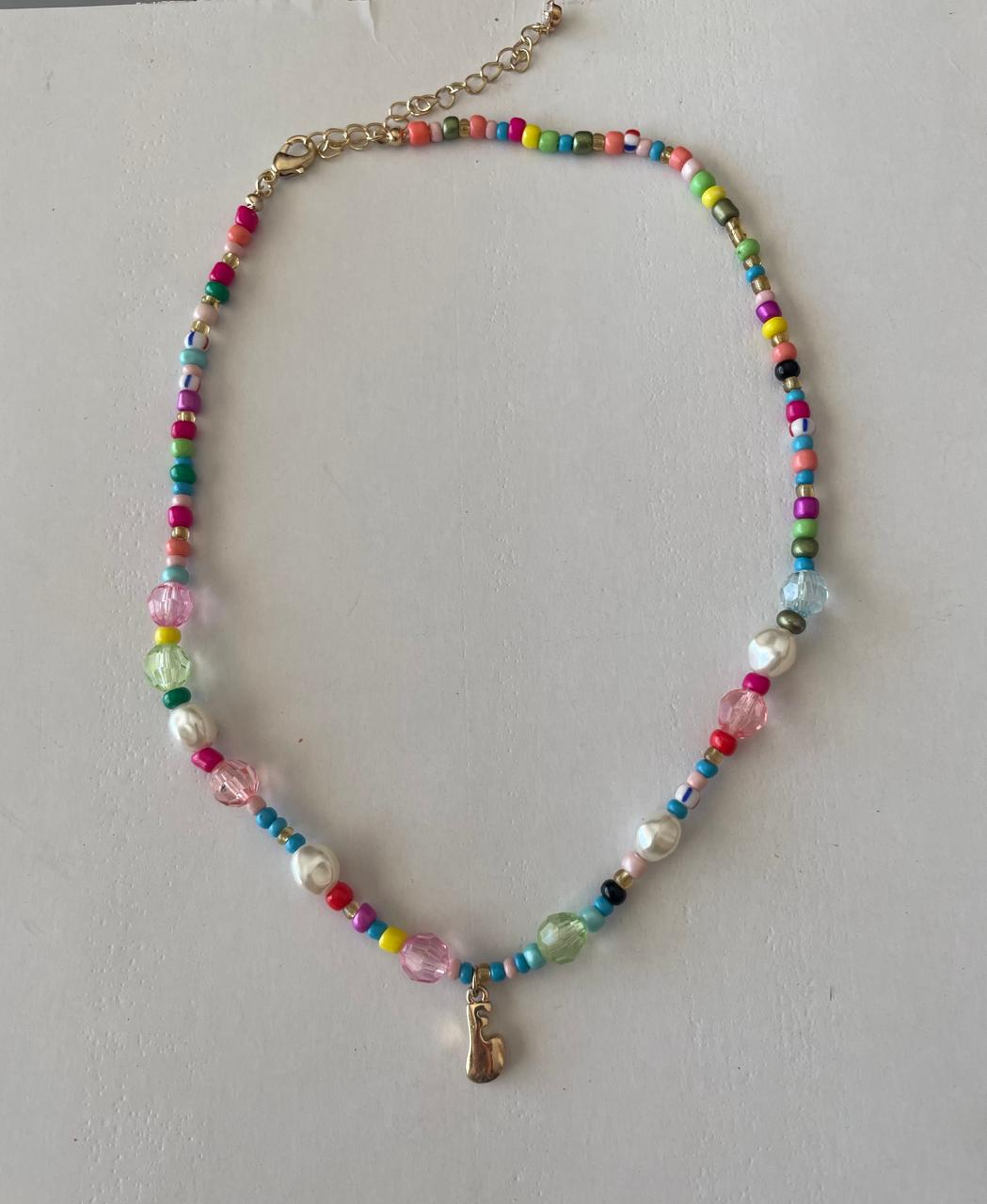 Collar de cuentas con iniciales  para niña