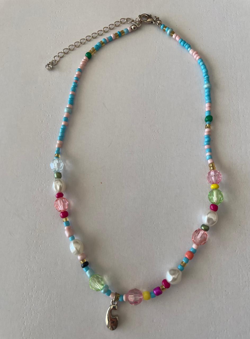 Collar de cuentas con iniciales  para niña