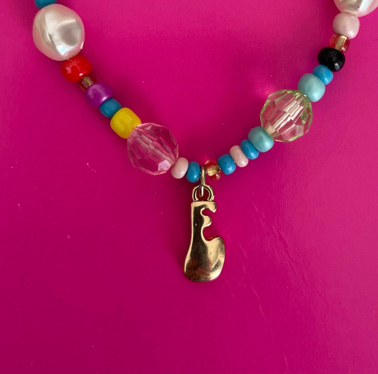 Collar de cuentas con iniciales  para niña